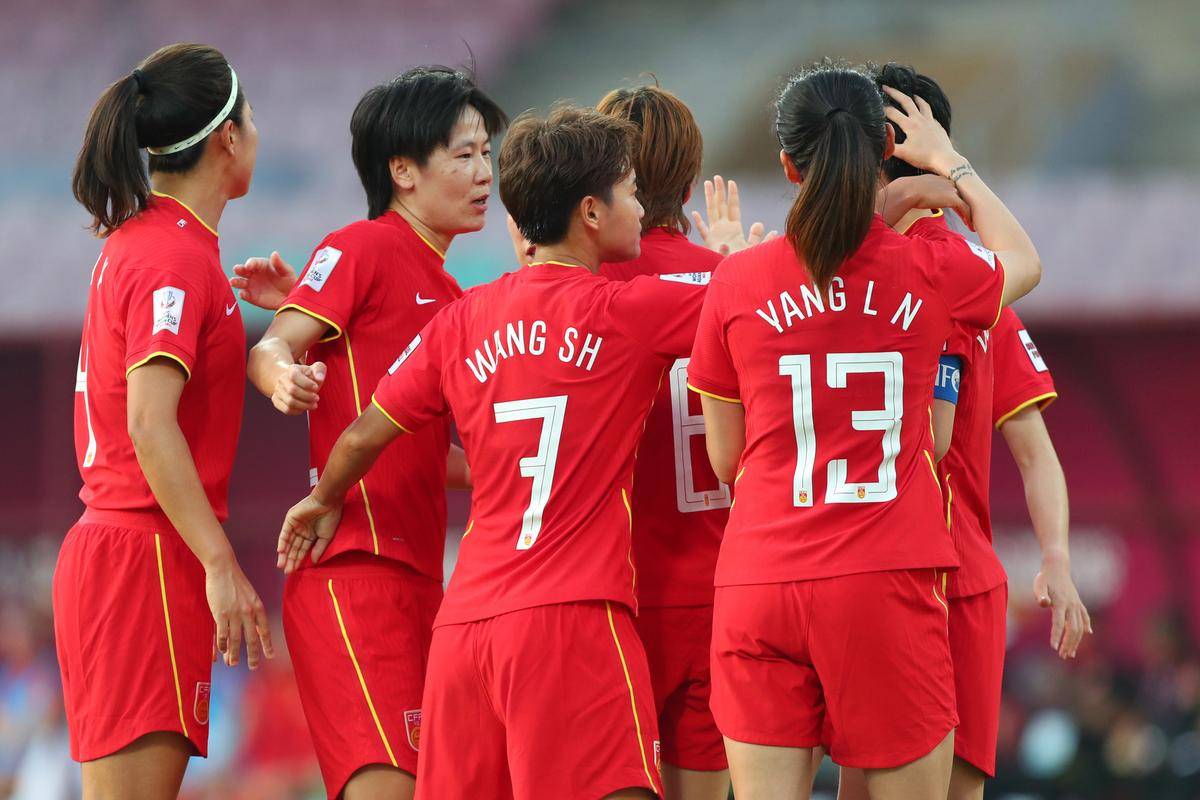 韩国女足队员团结一致，冲刺冠军