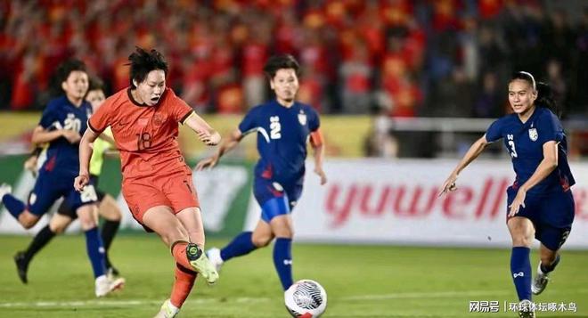 泰国女足队员勇往直前，冲刺胜利