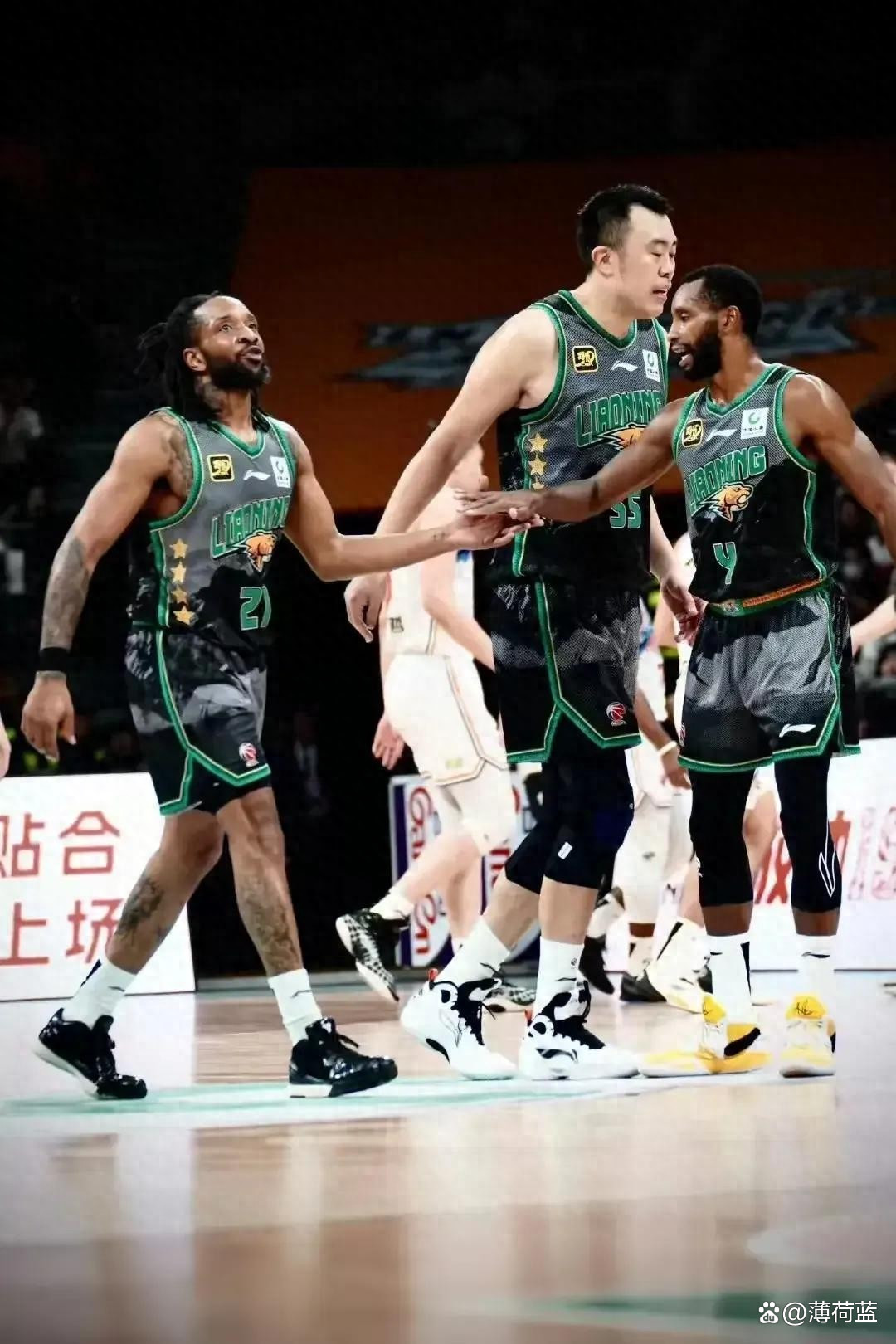 包含激烈对决：球队顽强抗衡，最终赢得胜利的词条